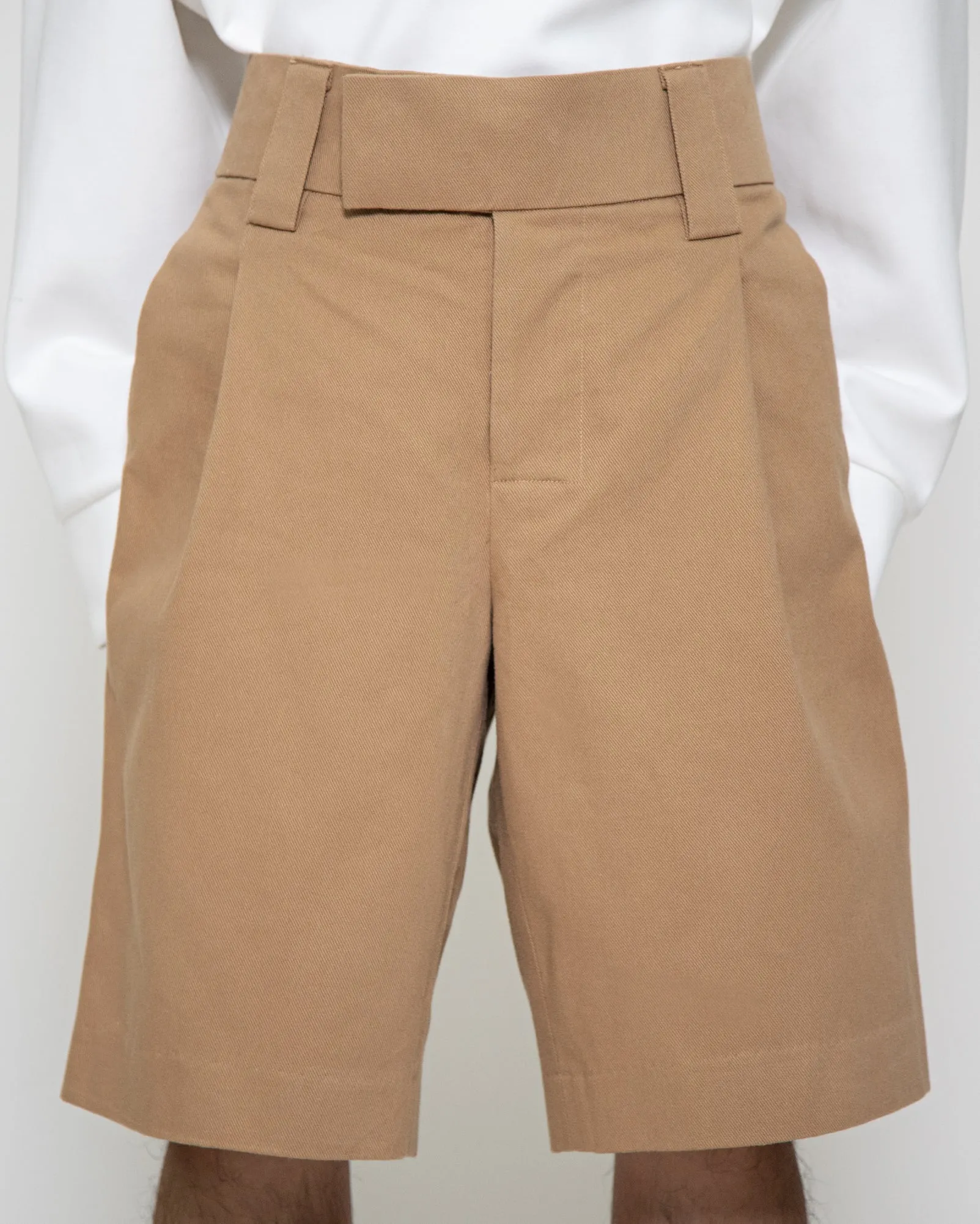 Pose Polo Sweater (White) /Bermuda Shorts (Khaki)