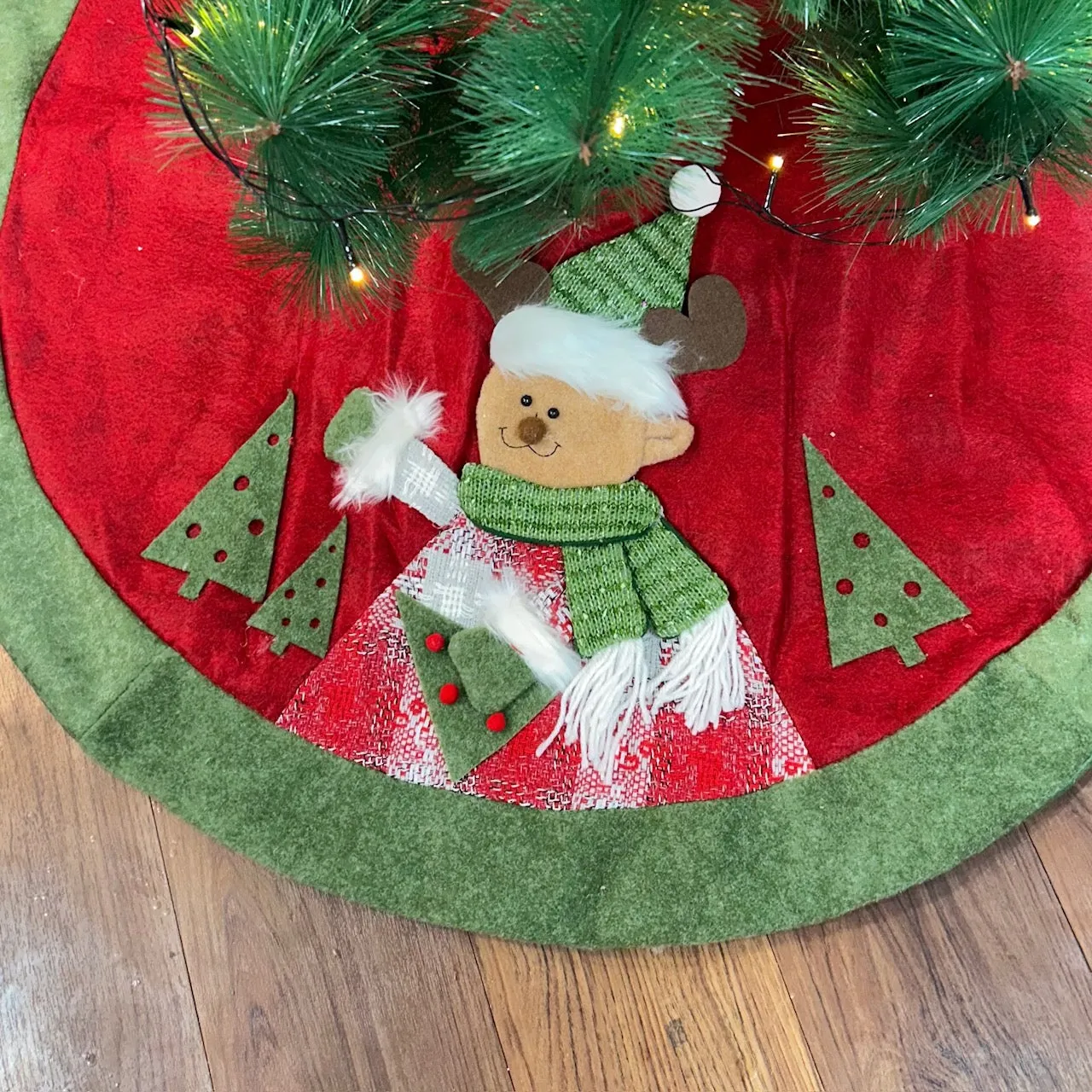 Reindeer's Winter Wrap - 42" Tree Skirt