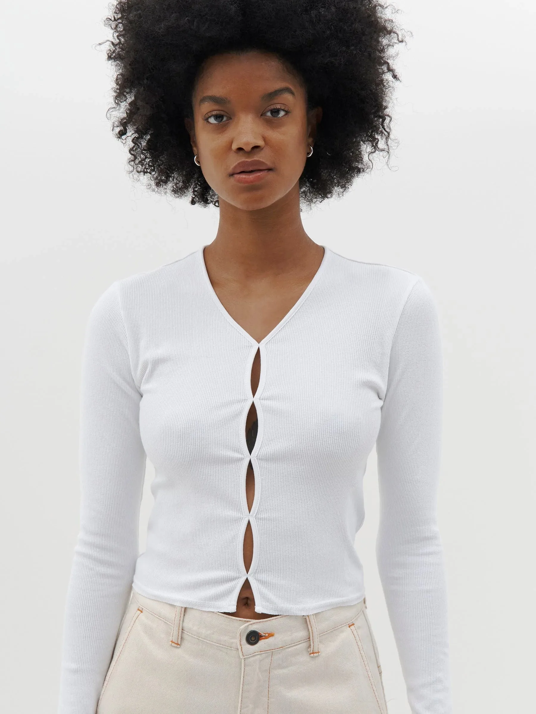 SLIM FIT CUT OUT DETAIL TOP - WHITE